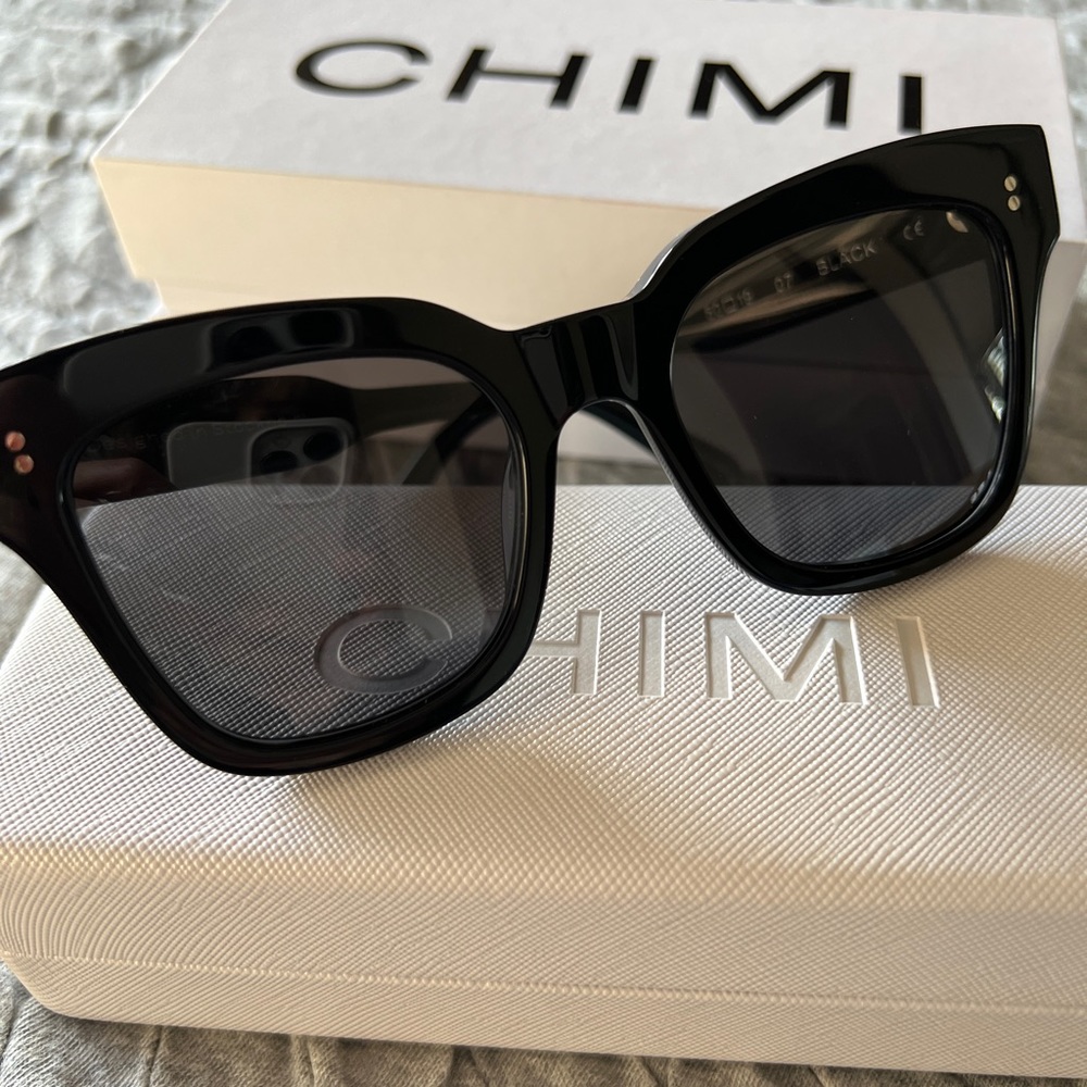NEW CHIMI Sunglasses in style 07 Black